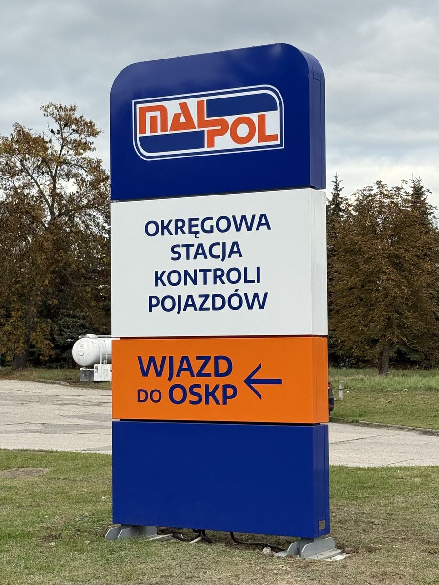 Pylon OSKP MALPOL widziany od ul. Jana Kilińskiego, ze strzałką WJAZD DO OSKP